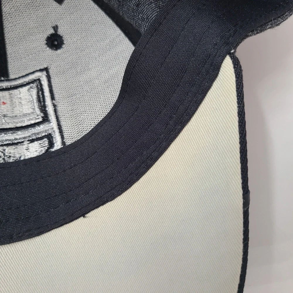 Youth Los Angeles Kings Hat Fitted One Size Reebok Gray Black NHL Hockey Logo
